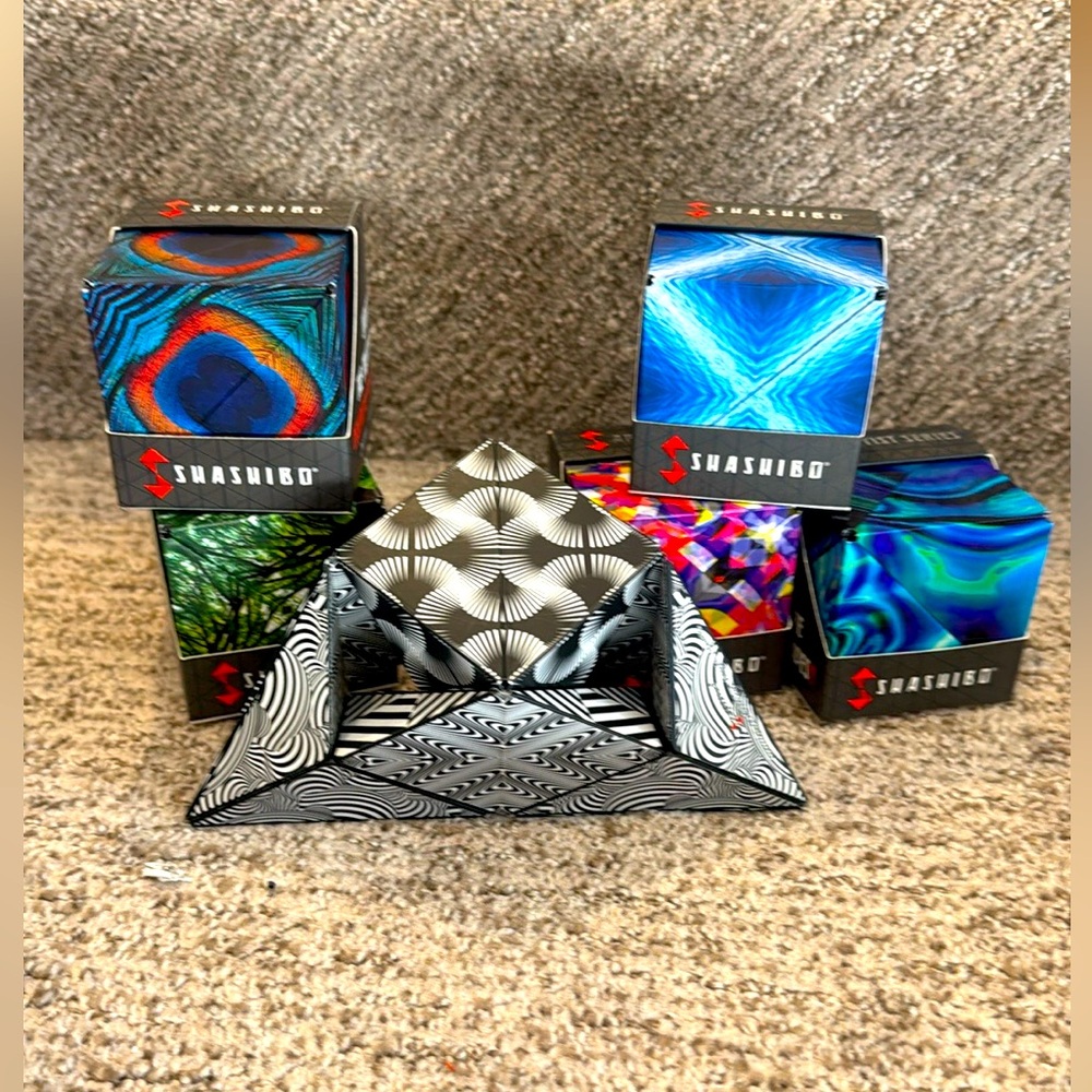 NWT Shashibo Shape Shifting Box - BLACK/WHITE